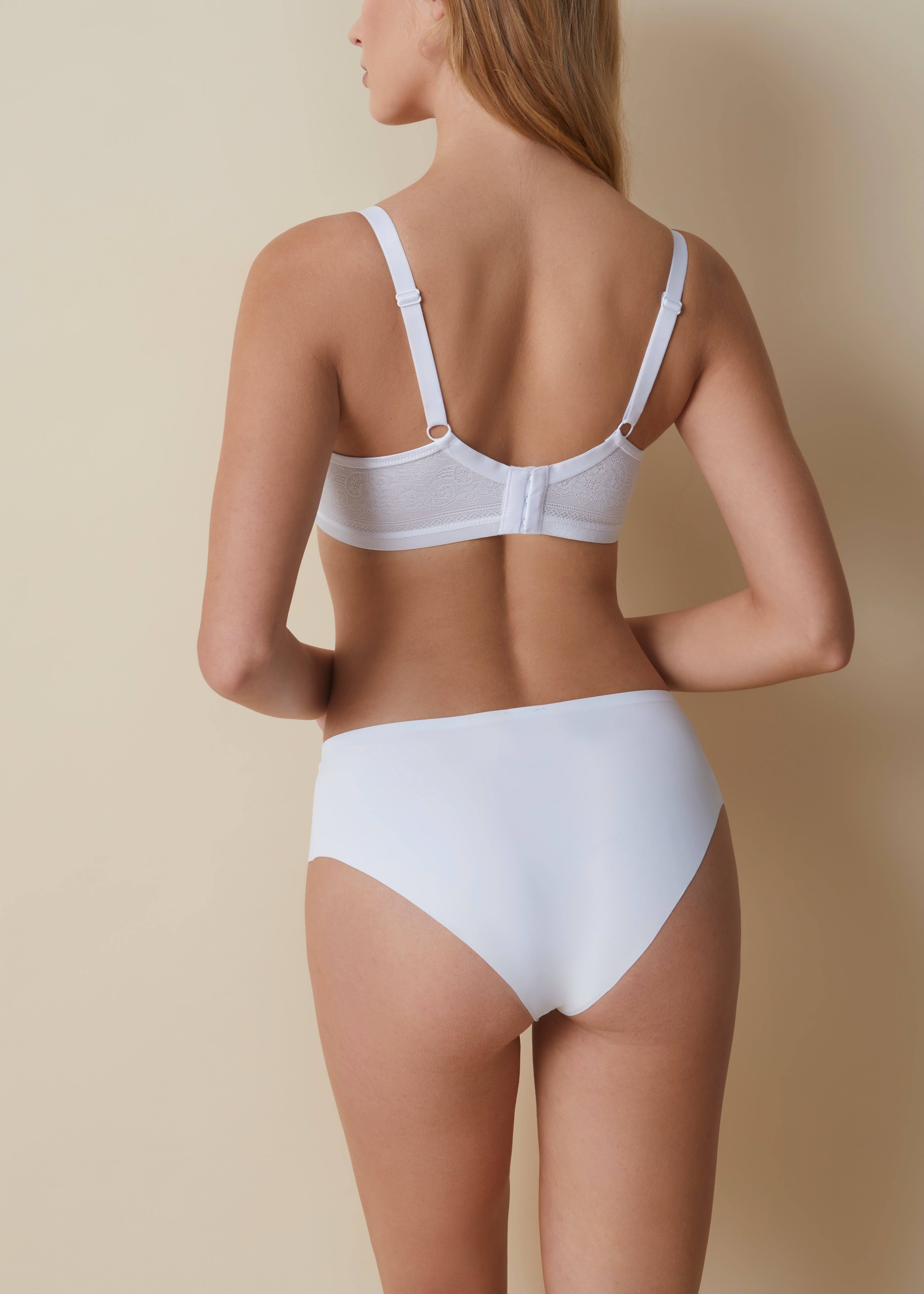 Soutien-gorge à armatures avec bonnets rembourrés et bande haute en dentelle